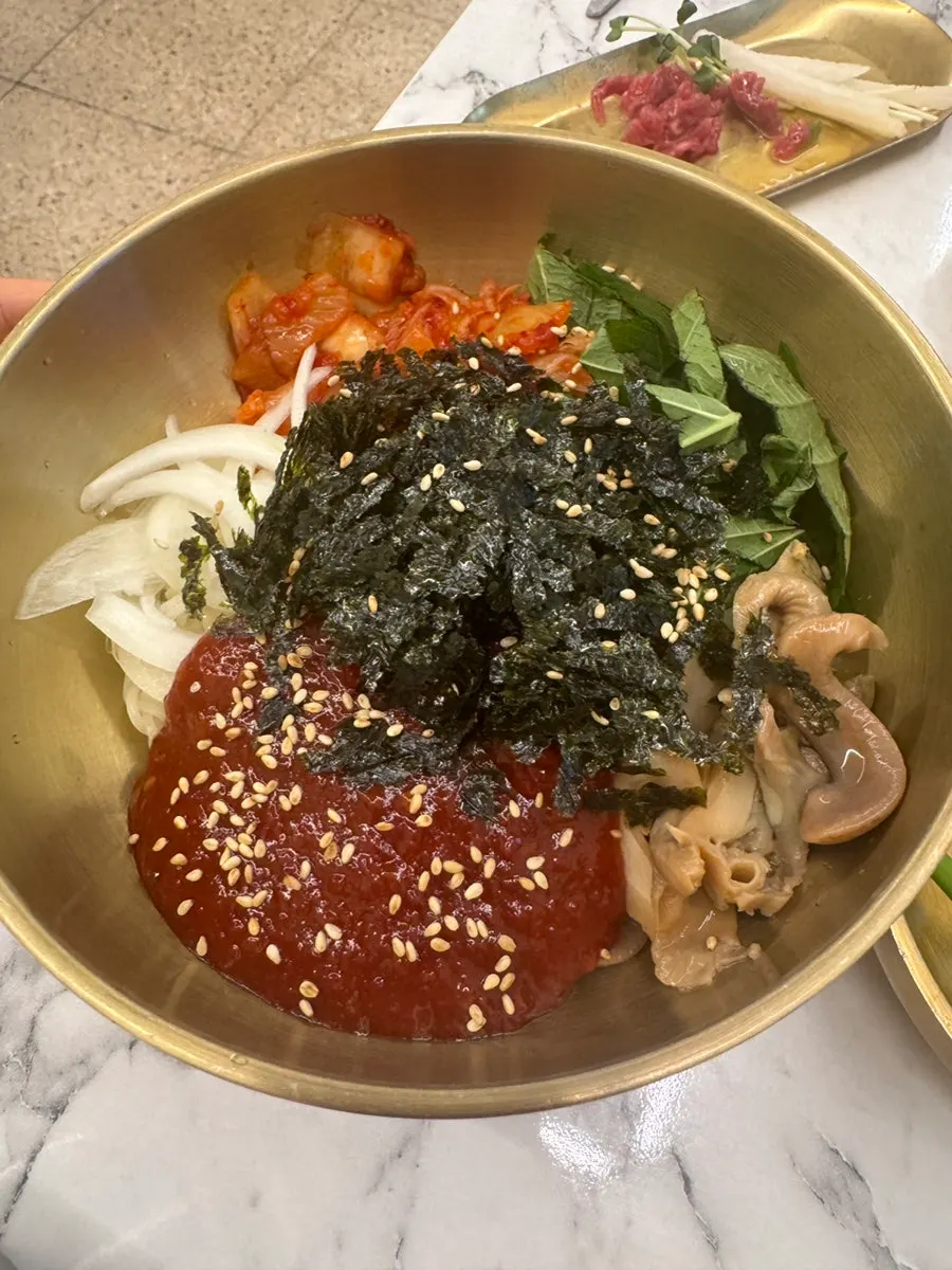 골뱅이가 듬뿍 올라간 비빔국수