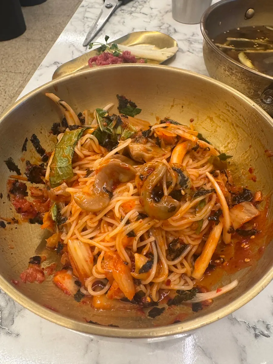 새콤한 소스에 비빈 골뱅이 비빔국수