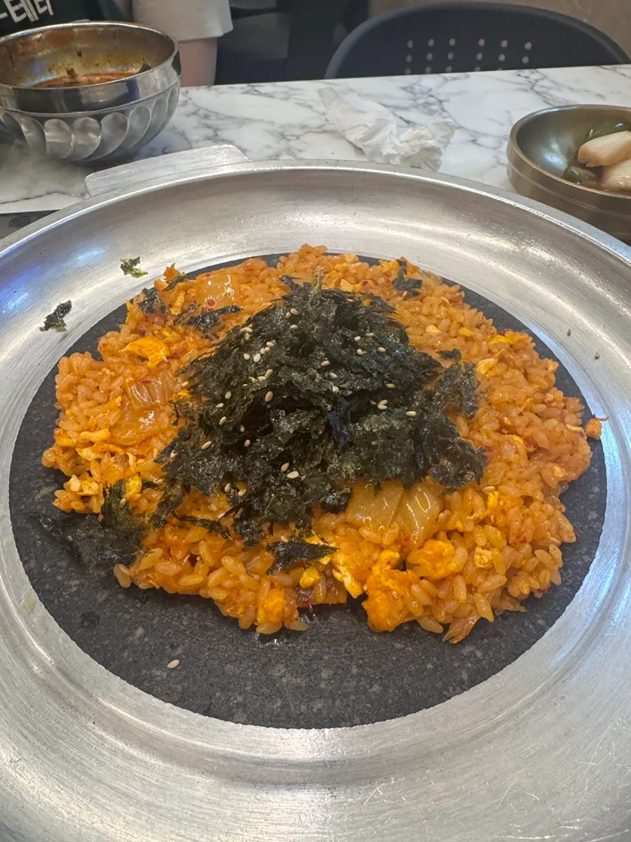 계란이 들어간 마무리 볶음밥