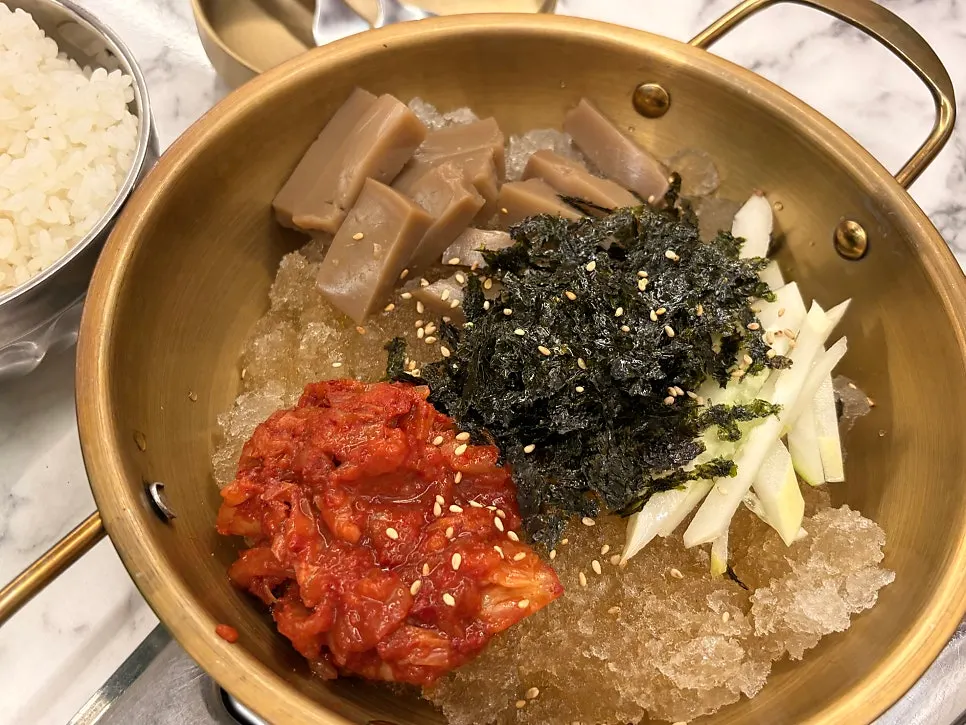 Assorted gopchang and samgyeop-yangji grilling together