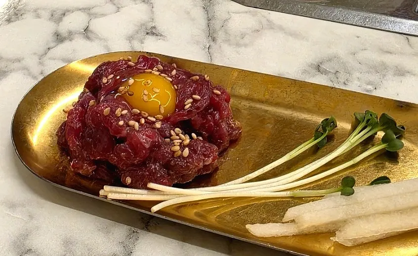 서비스로 나온 한우 육회와 묵사발