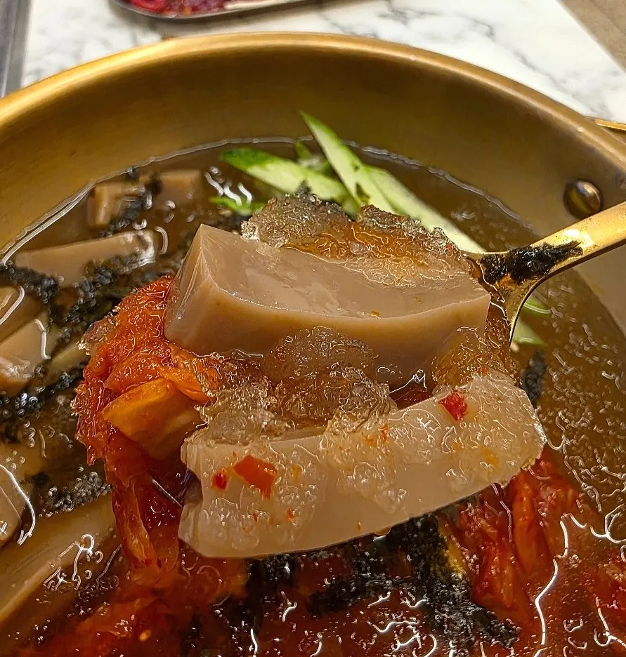 묵사발 한 숟가락 떠올린 모습