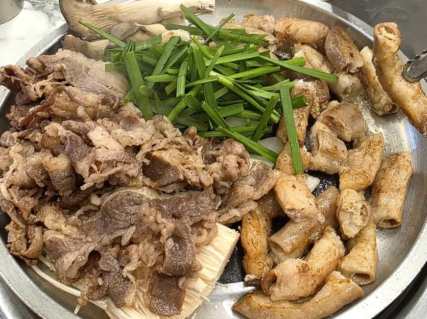 푸짐하게 차려진 한우곱창구이 2인분