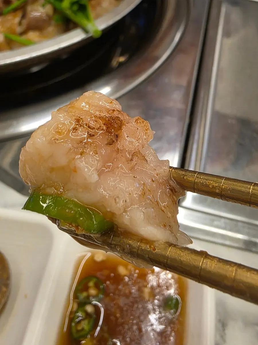 노릇하게 구워진 한우곱창구이 한 점