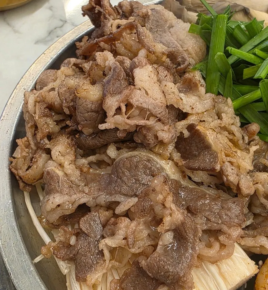 불판에서 노릇하게 구워지는 삼겹 양지