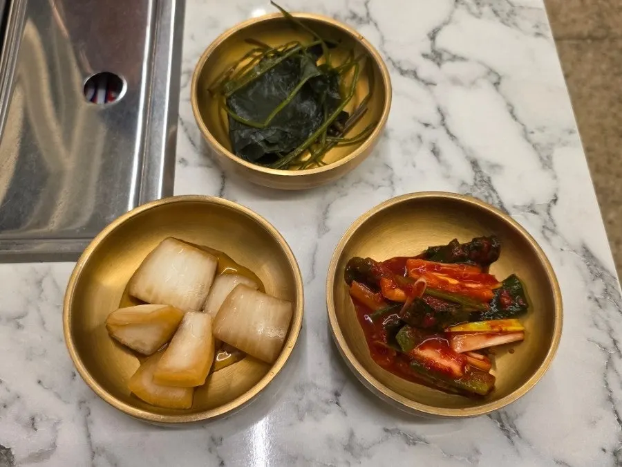 명이나물 장아찌와 파김치 등 밑반찬 구성