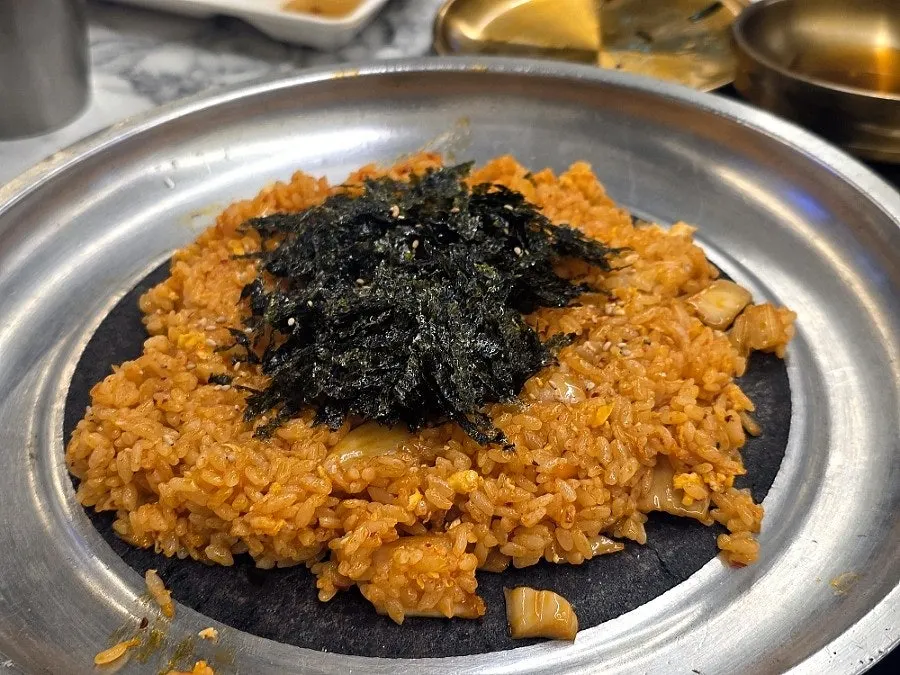 김가루 올린 계란볶음밥