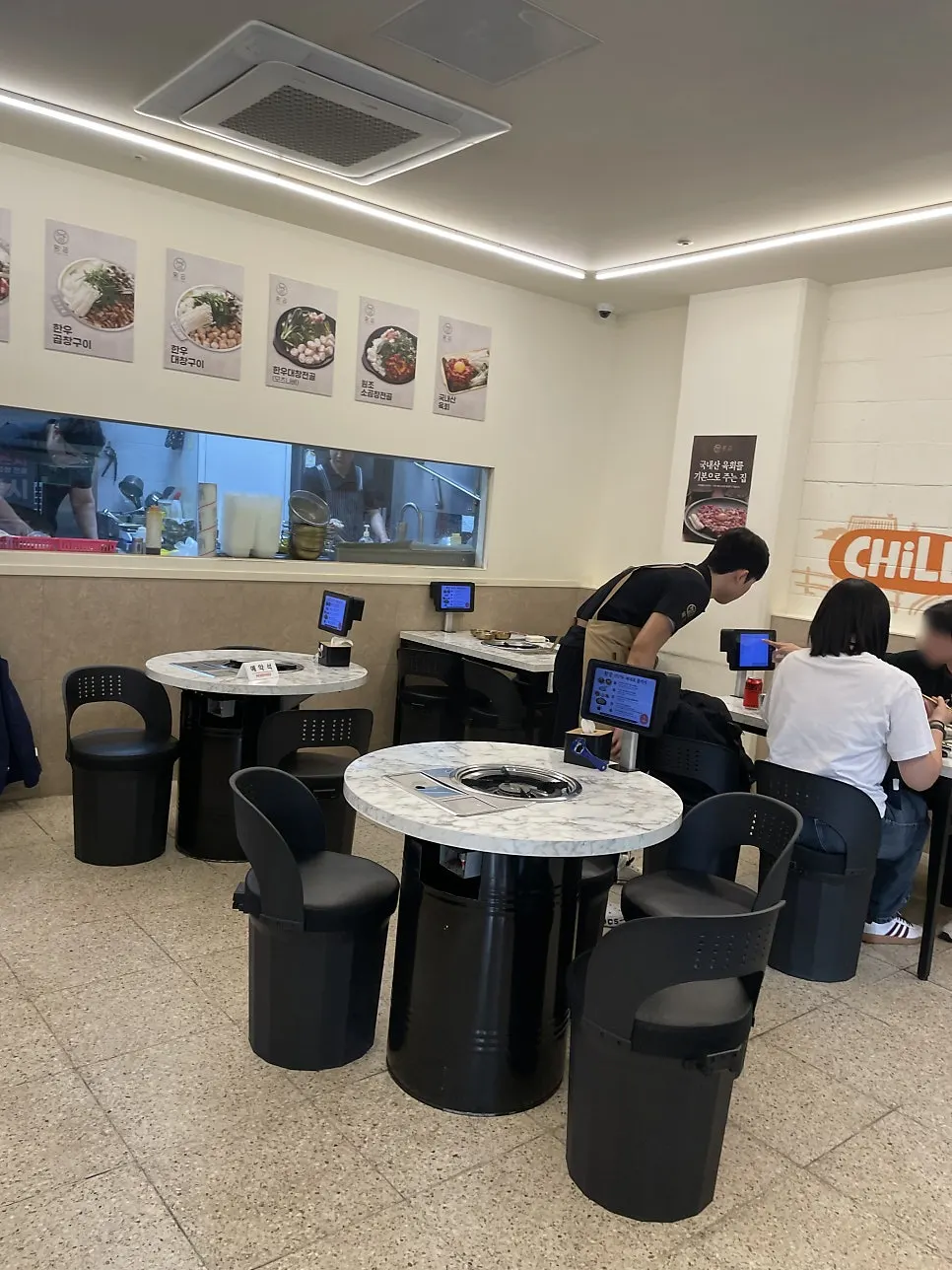 간격이 넉넉한 곱창집 테이블 좌석