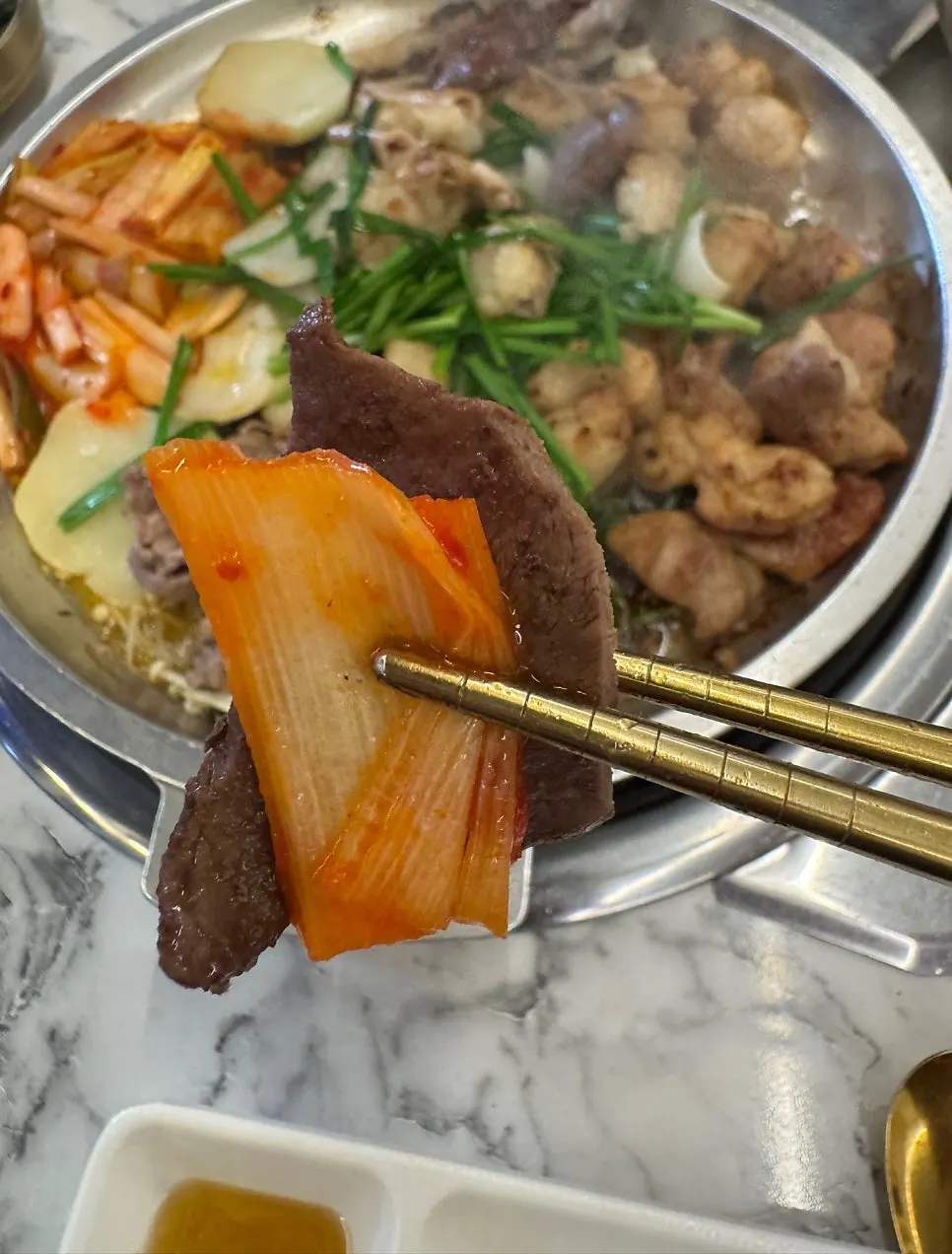 초벌된 곱창과 막창이 구워지는 불판