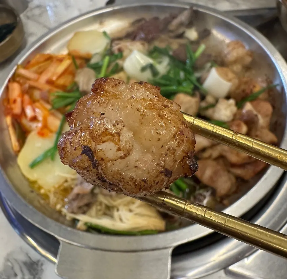 노릇하게 구워진 곱창 클로즈업