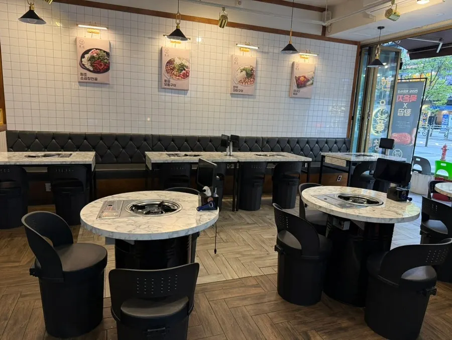 Table seating at Hwang Gop Magoknaru Branch