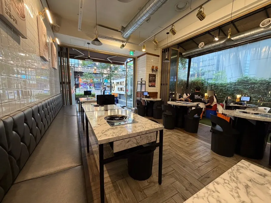 View of the indoor tables at Hwang Gop Magoknaru Branch