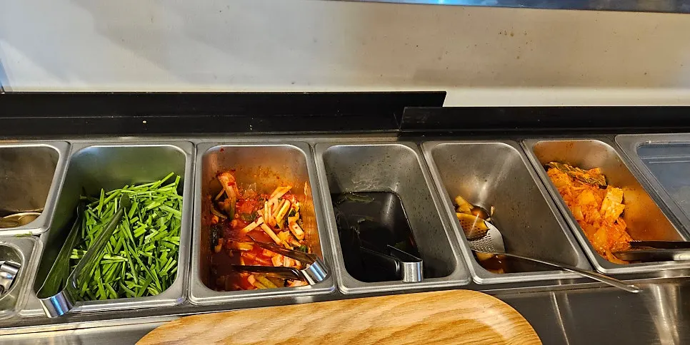 셀프바에 놓인 마늘과 쌈장, 기본 반찬