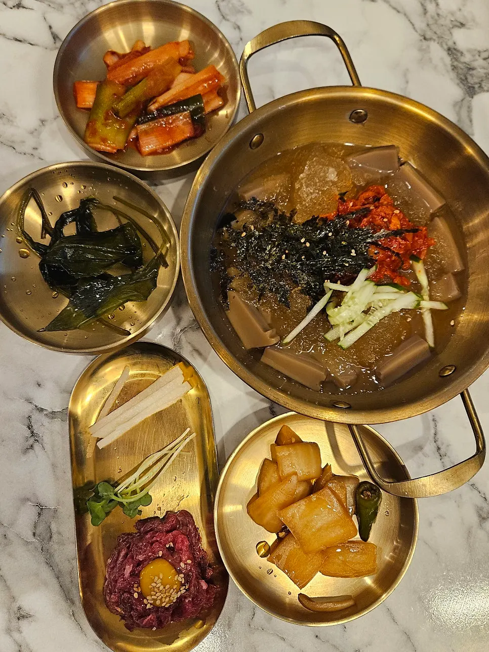 묵사발과 파김치 등 황곱 기본 밑반찬 상차림