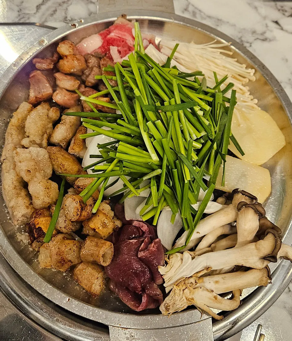 초벌된 상태로 나온 곱창 막창 대창 모둠