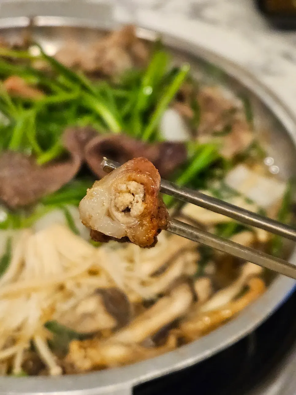 곱창 단면이 보이는 구이 클로즈업
