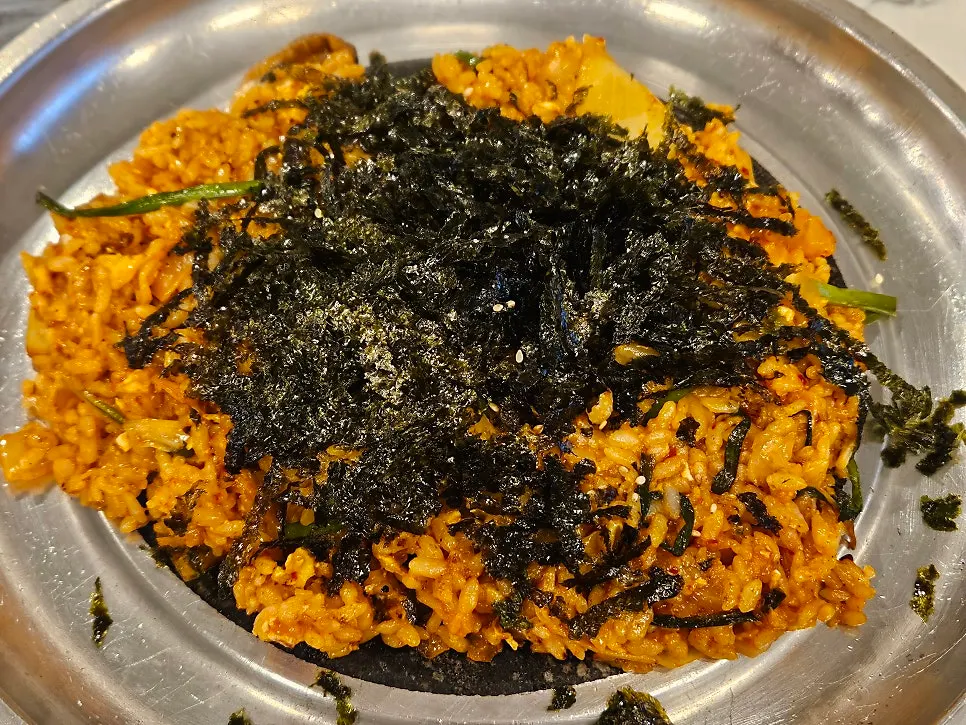 채소와 함께 볶아주는 마무리 볶음밥