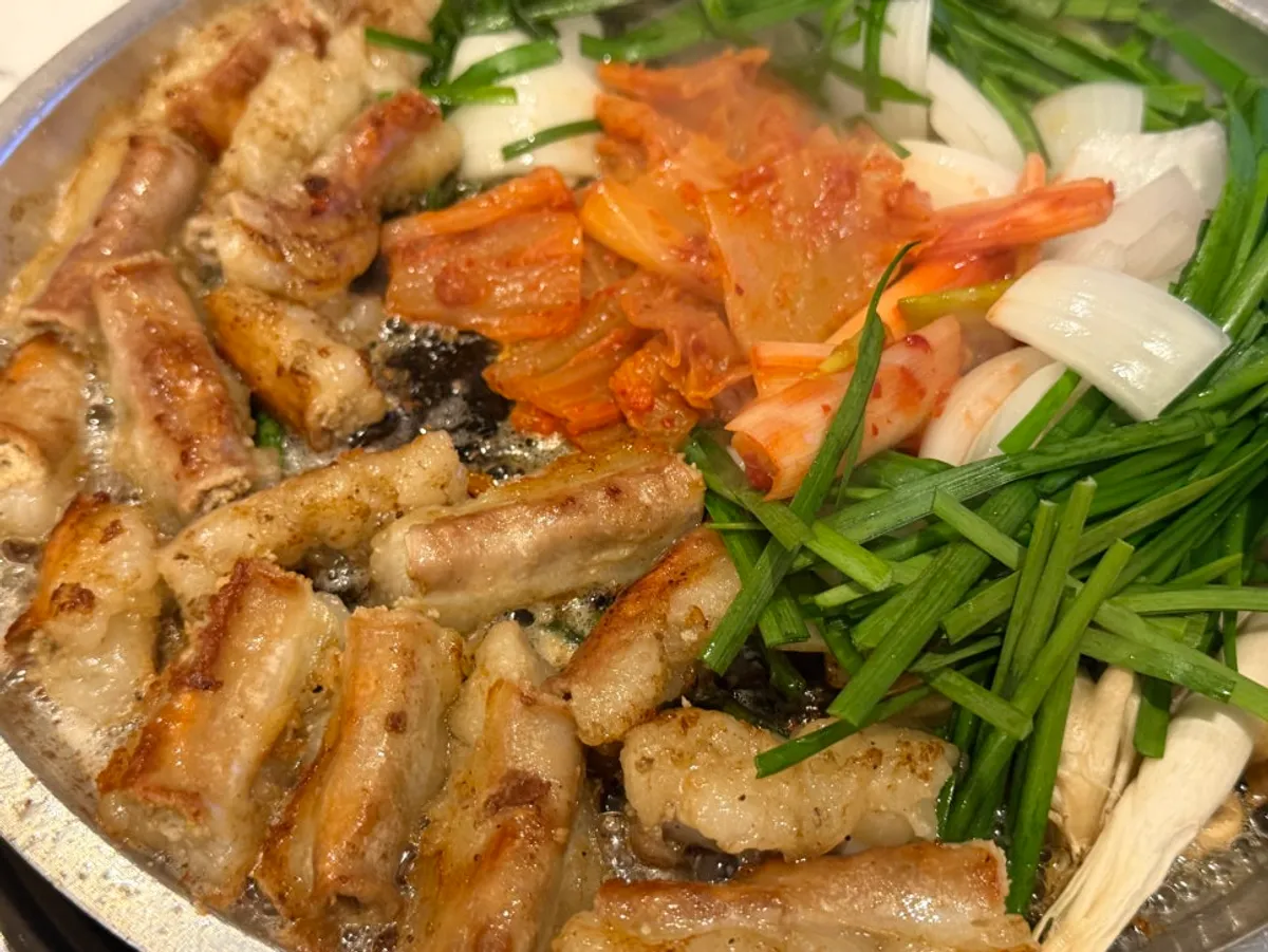 Hanwoo gopchang, green onion kimchi, and mukeunji on the grill