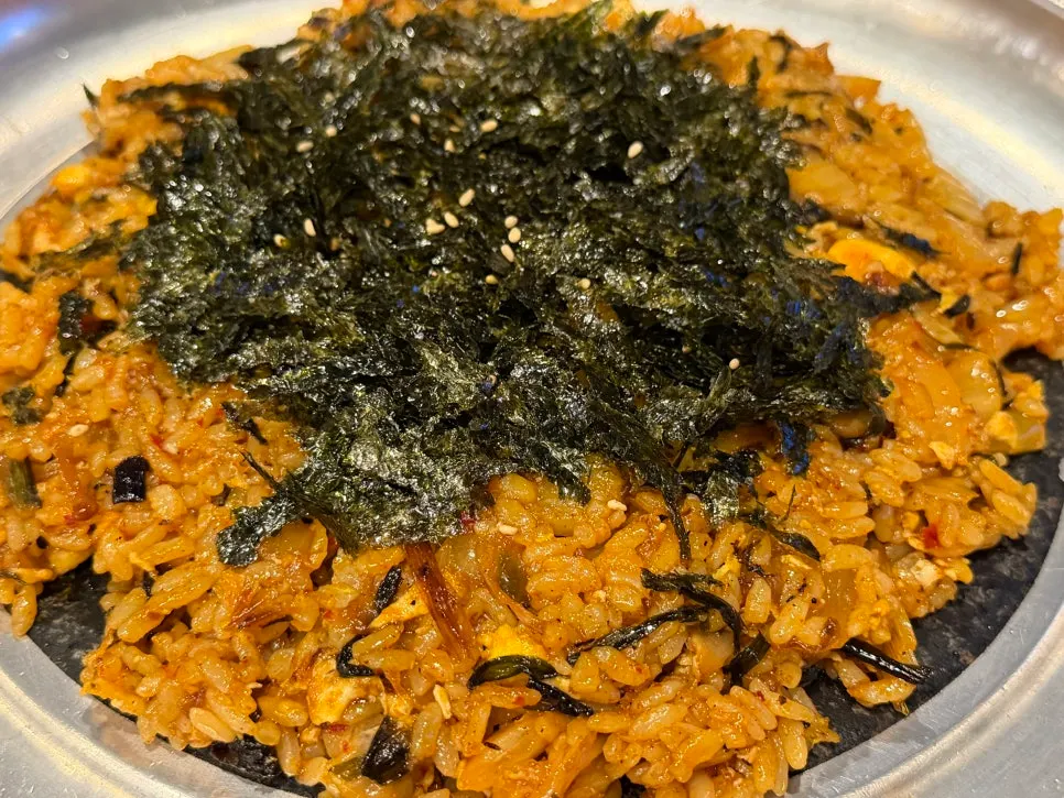 Fat-packed hanwoo gopchang grilled together with vegetables
