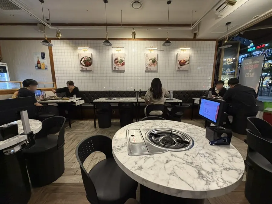 Interior of Hwang Gop Magoknaru Branch with round tables