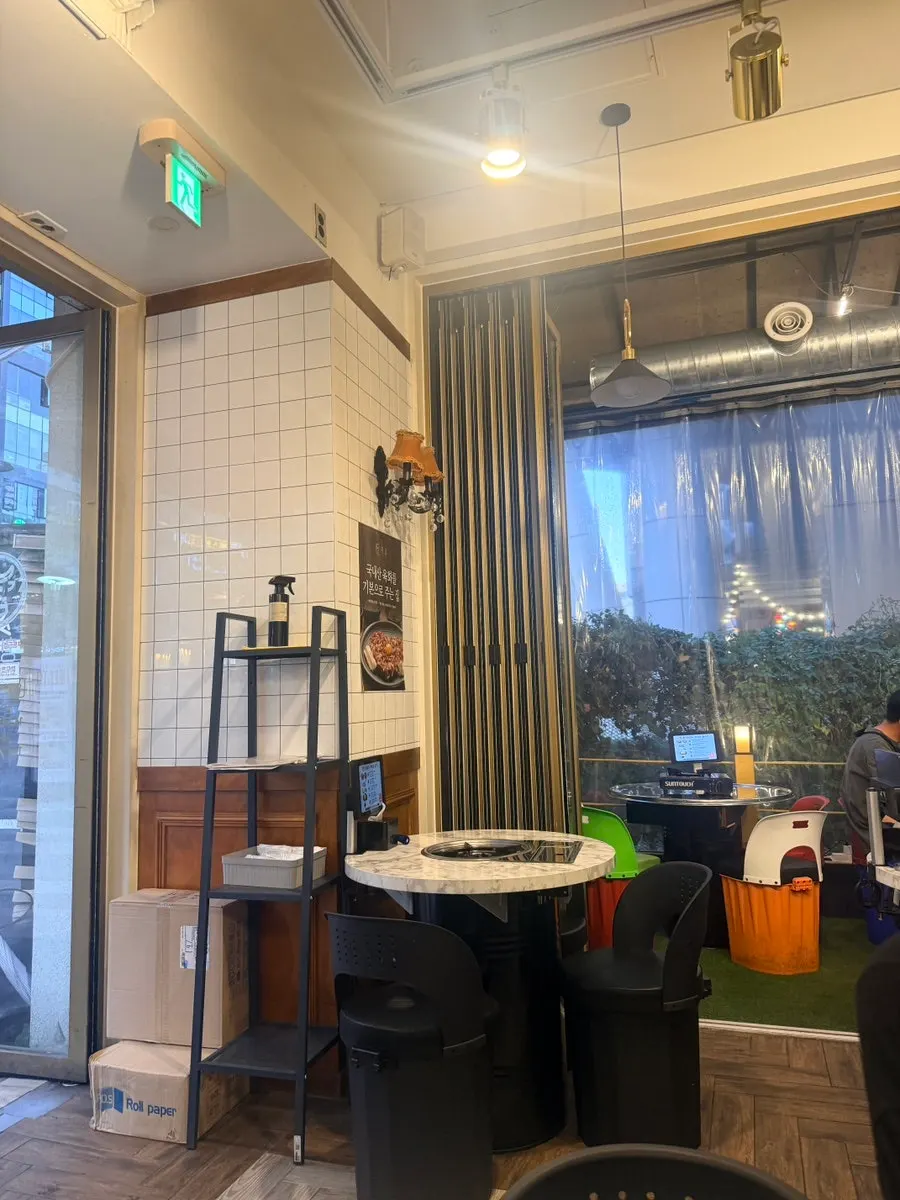 Tables and seating at Hwang Gop Magoknaru Branch