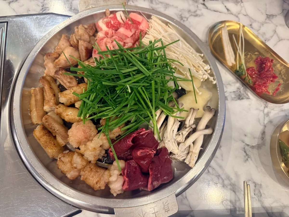 Grilled gopchang, daechang, and makchang assortment by cut