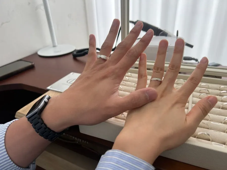 샘플 반지를 껴보며 디자인 고르는 모습