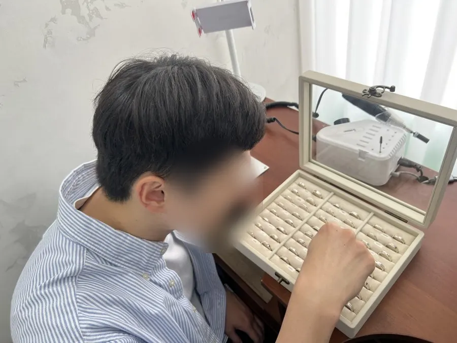 남자 손에 착용한 ETHER 반지