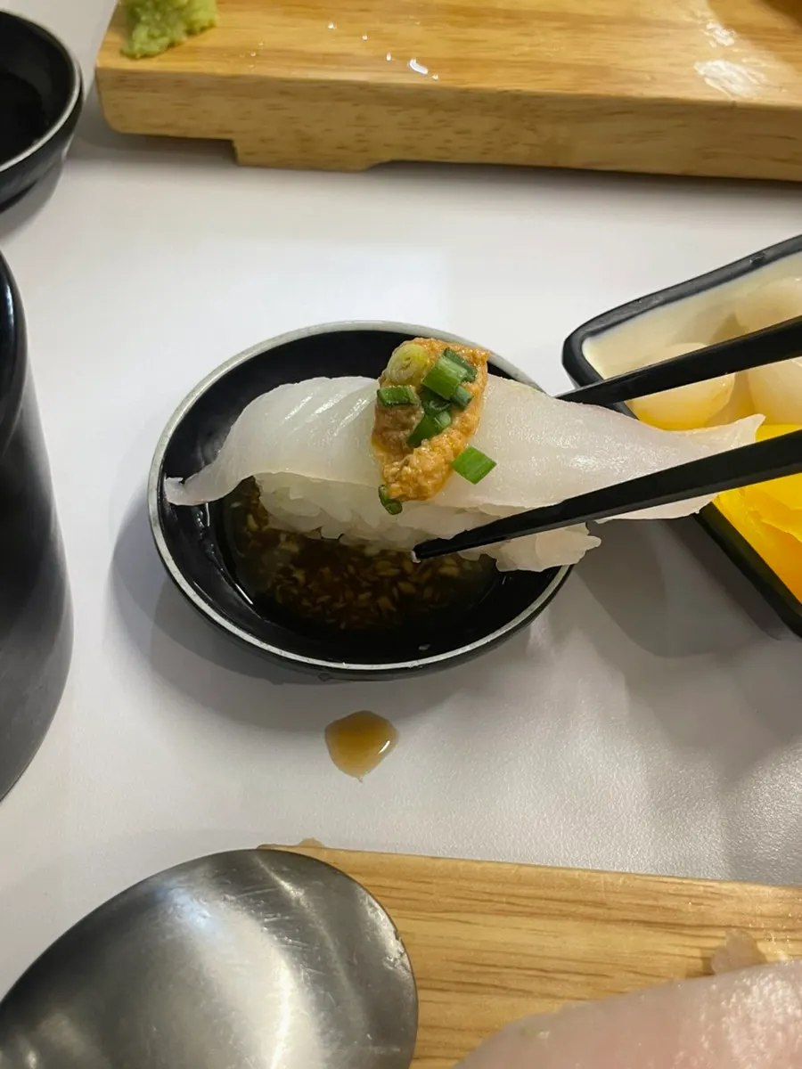 Medakadoro and engawa sushi