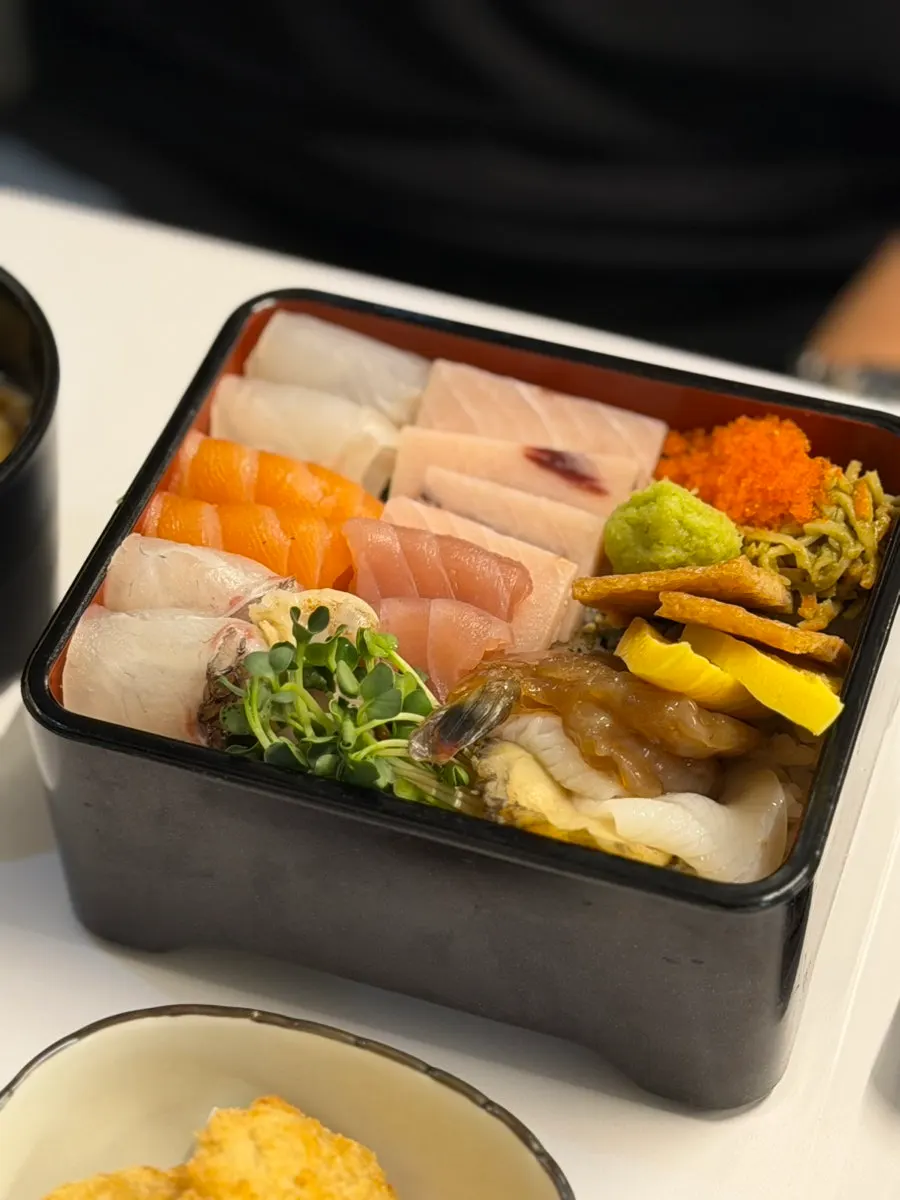 연어와 한치, 전복이 올라간 카이센동