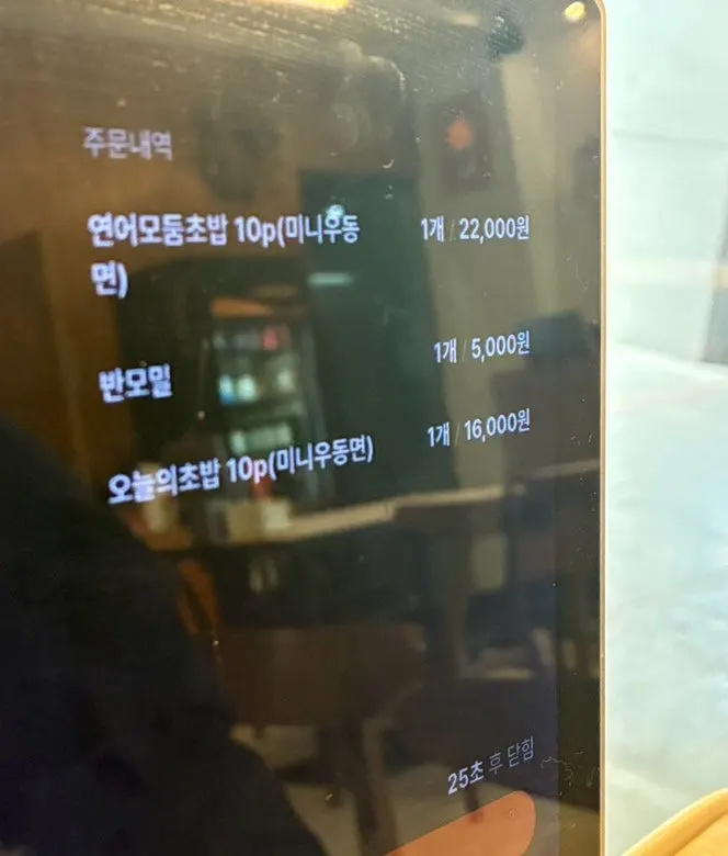 1인 좌석과 테이블이 함께 있는 매장 좌석