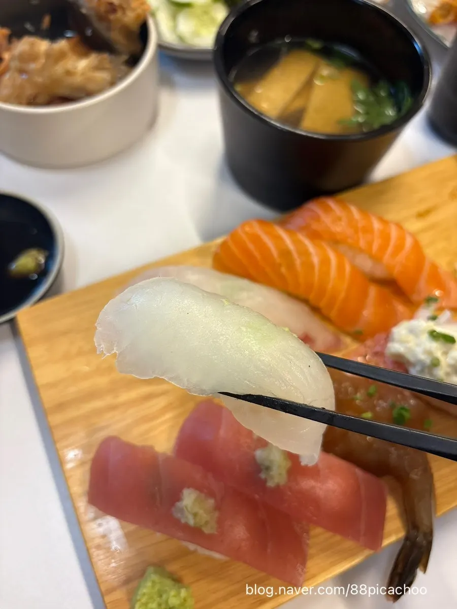 Sushi plate with soy sauce dish