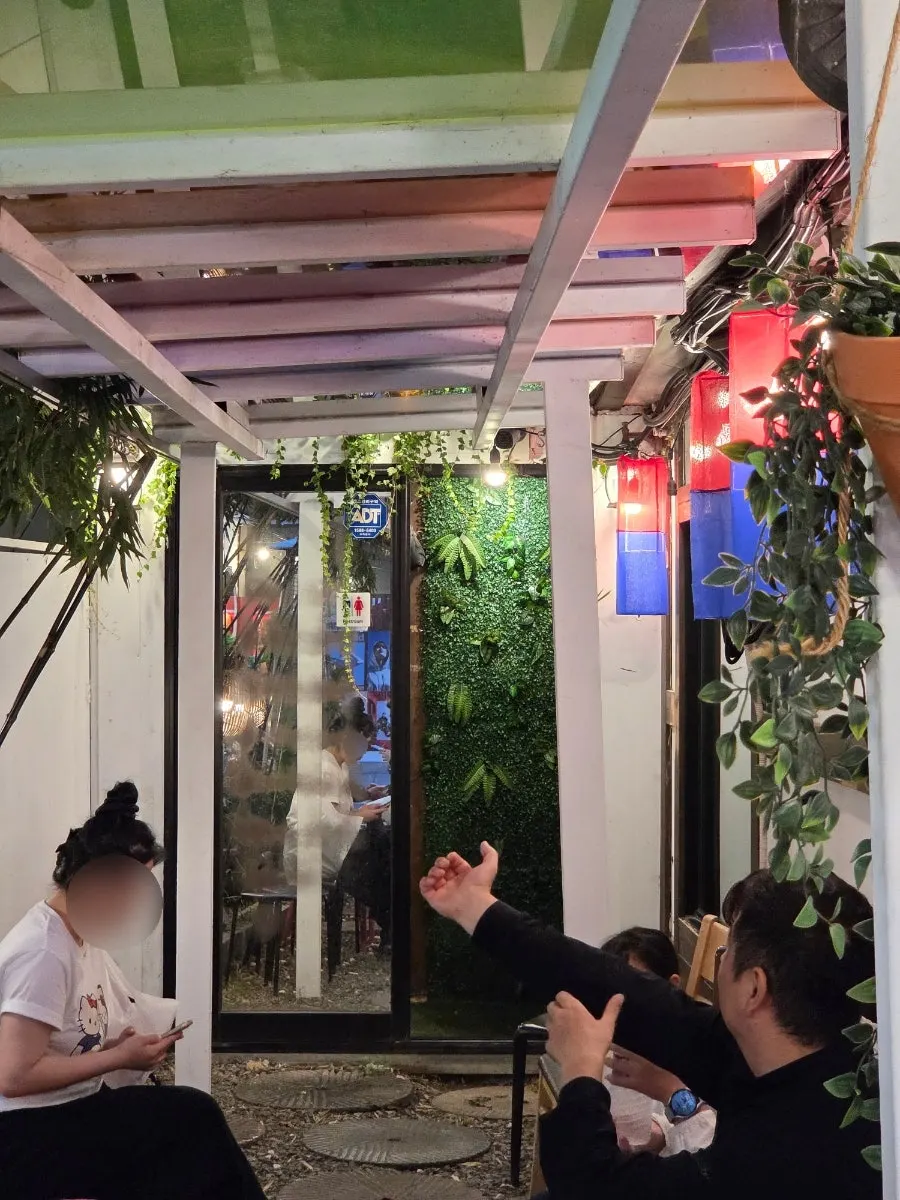대기 손님이 있는 황남두꺼비식당 대기 공간