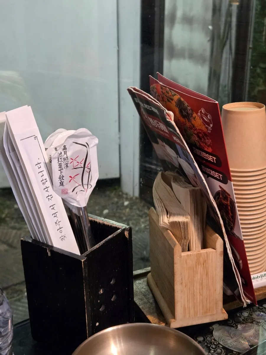 식사 전 앞치마와 테이블 세팅