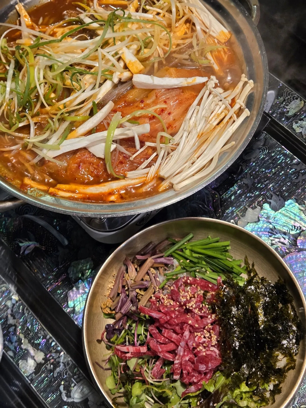 묵은지 등갈비찜과 육회비빔밥 상차림