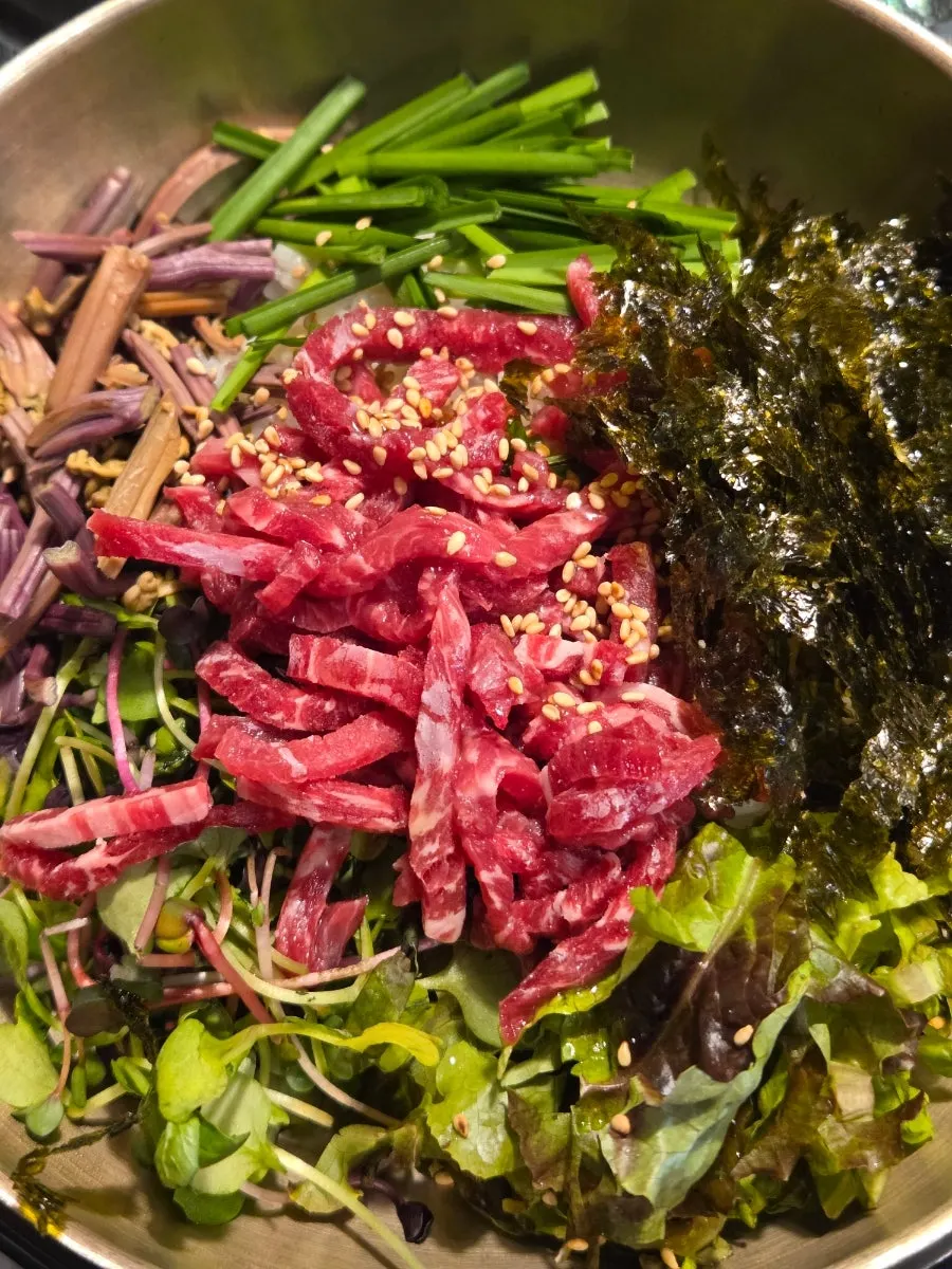 육회비빔밥에 올려진 한우와 채소