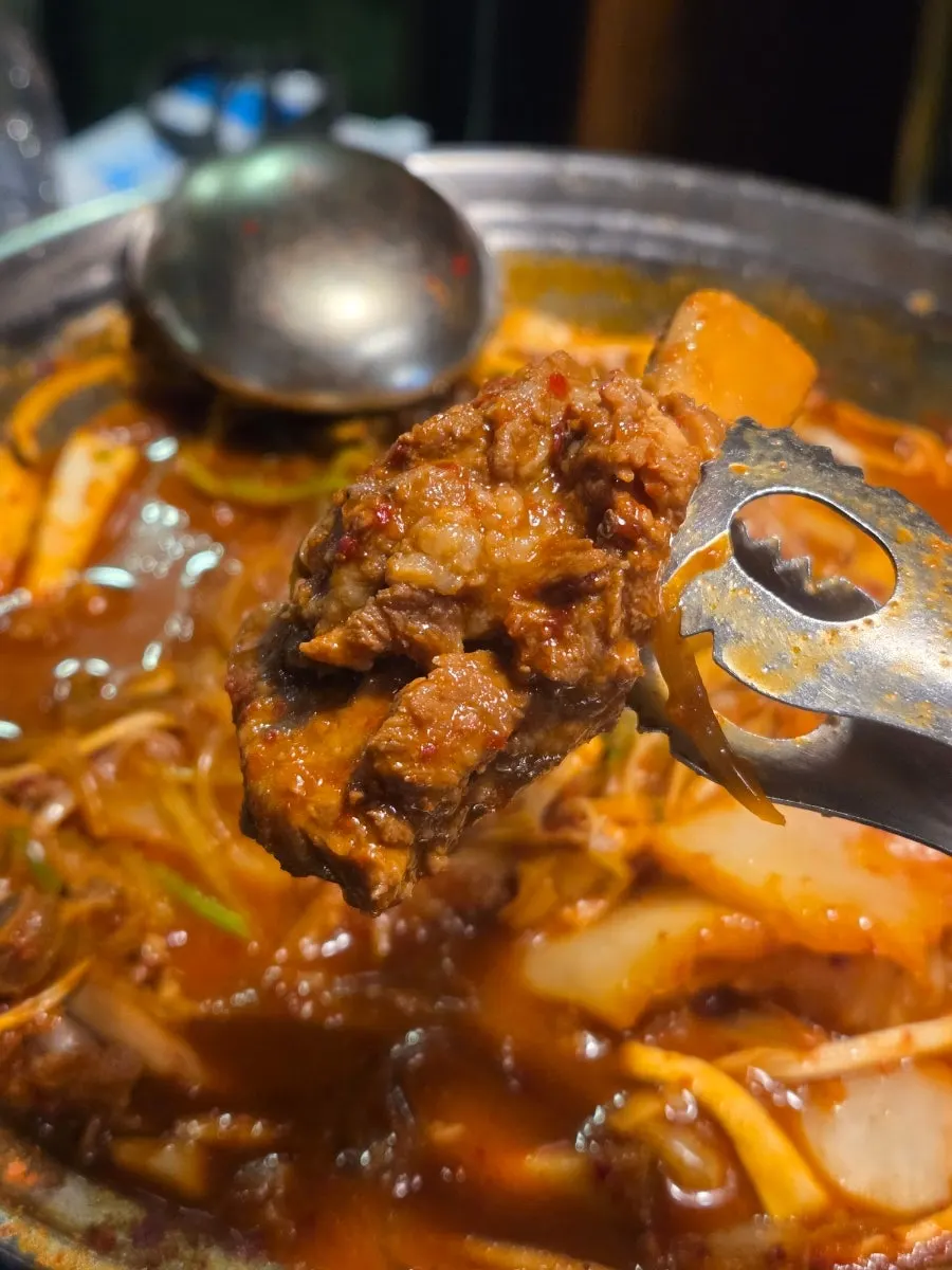 팔팔 끓인 묵은지 등갈비찜과 등갈비