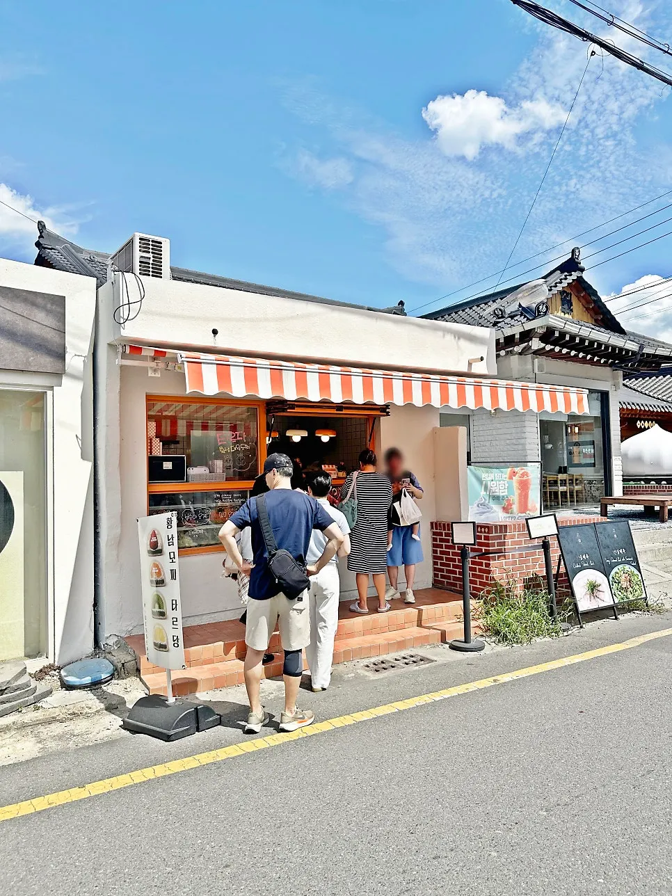 Exterior of Tareudang in Hwangnidang-gil