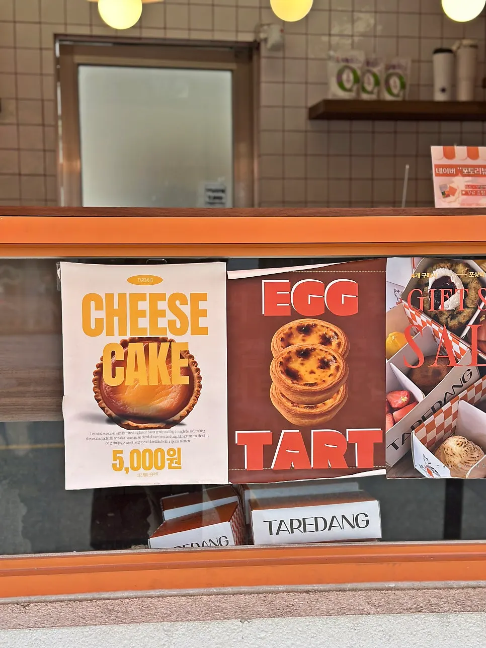 Tarts displayed on the Tareudang counter