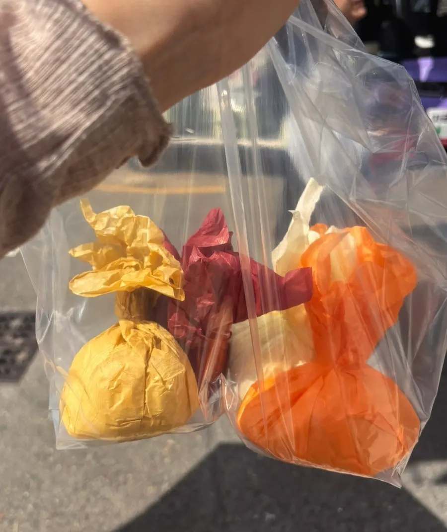 타르당 포장 봉투에 담긴 과일찹쌀떡