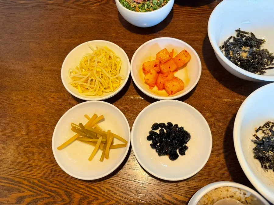 콩자반 콩나물무침 마늘쫑장아찌 깍두기 밑반찬