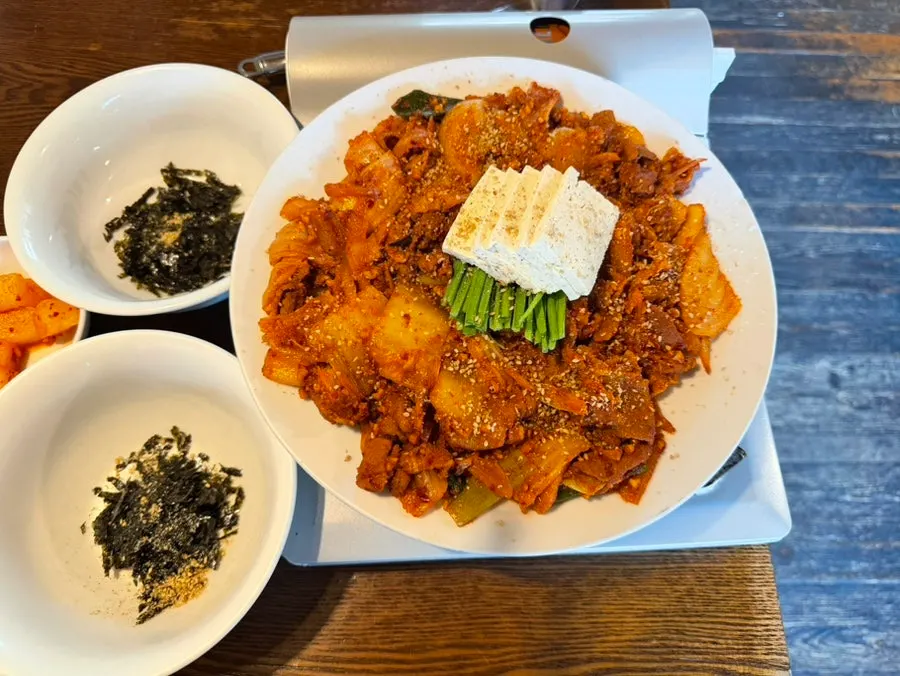 동양백반 돼지김치 두루치기 한 판