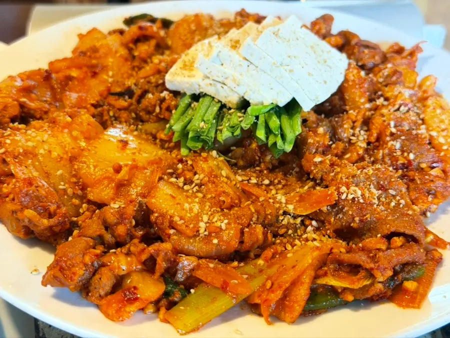 두부와 김치가 넉넉한 돼지김치 두루치기