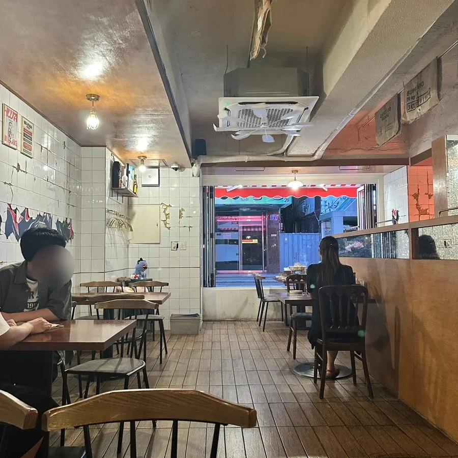 칸막이로 분리된 화녕 전북대점 테이블 자리