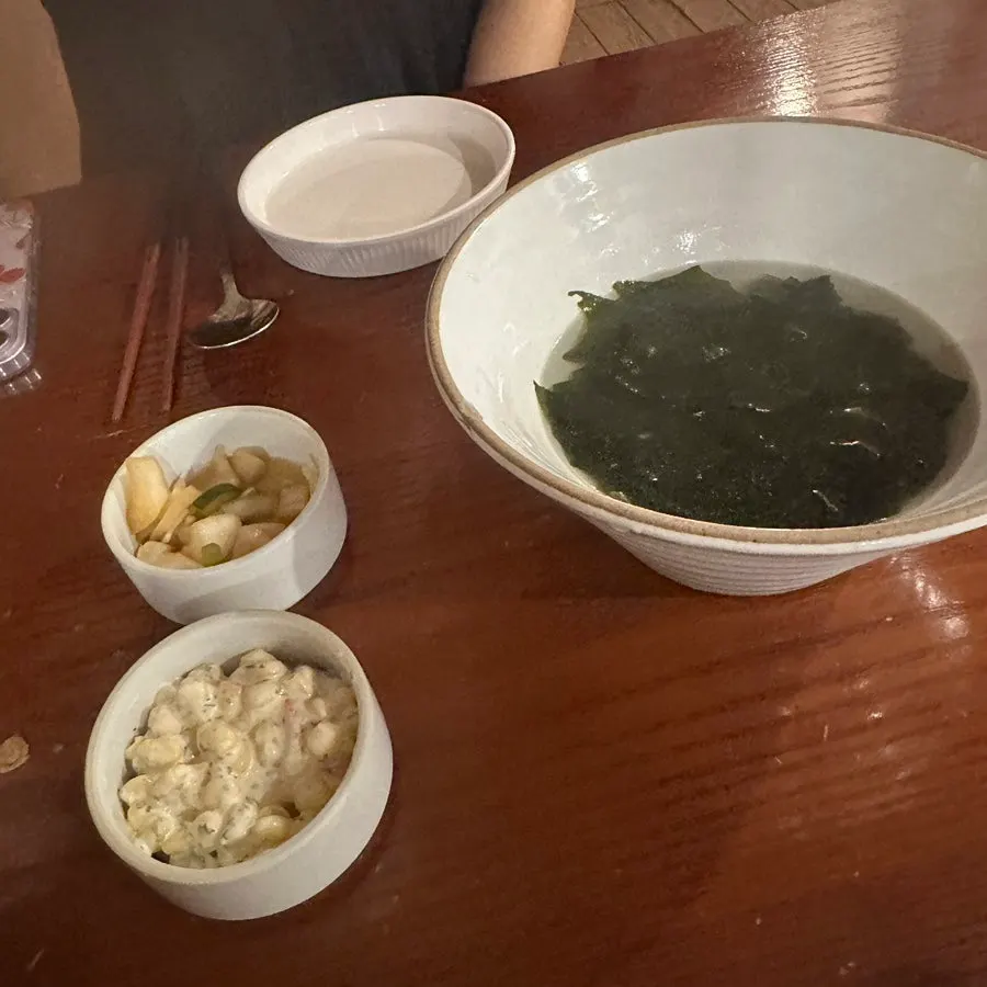 기본으로 나온 미역국과 콘