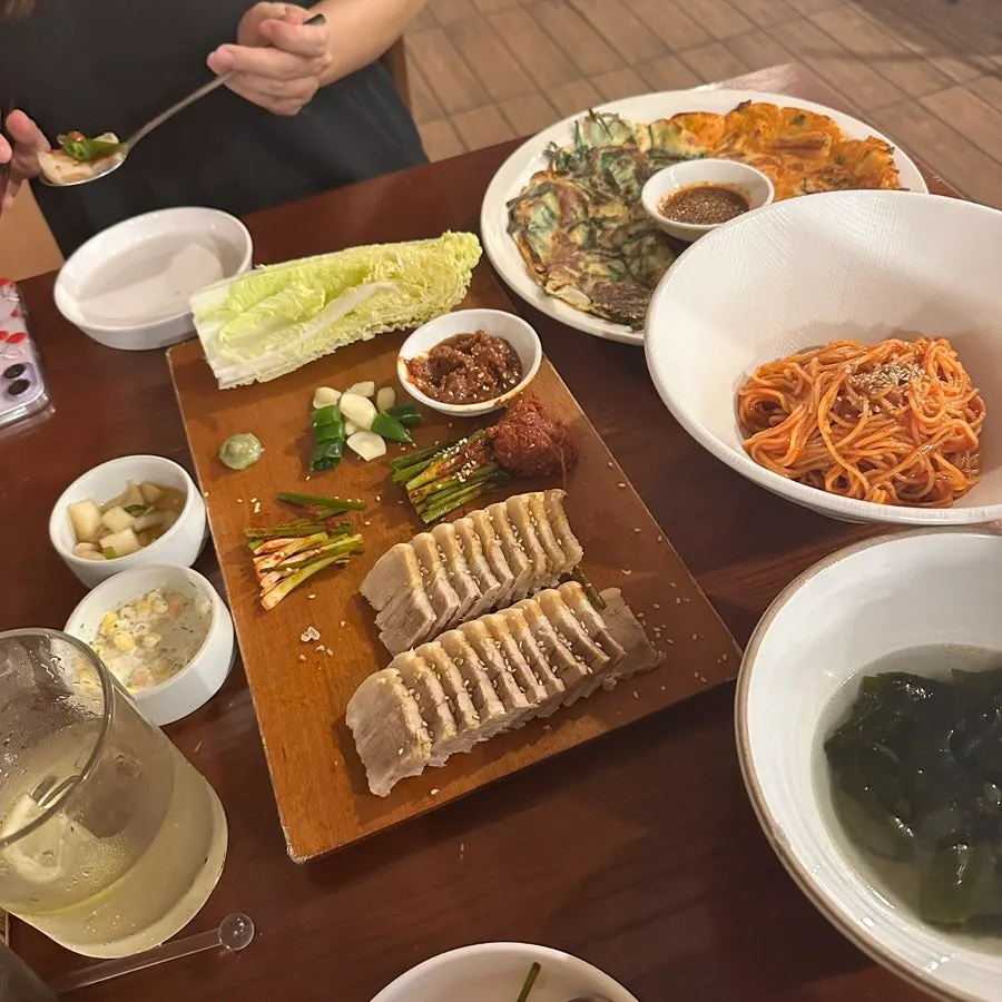 보쌈 세트가 차려진 푸짐한 한 상