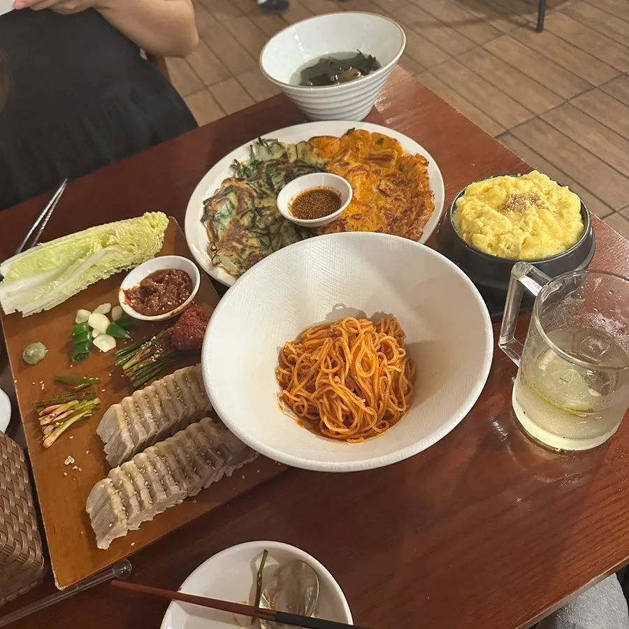 보쌈과 전, 비빔국수가 놓인 상차림
