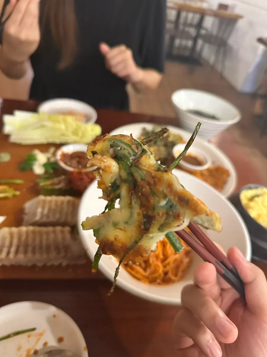 겉이 바삭하게 익은 부추전