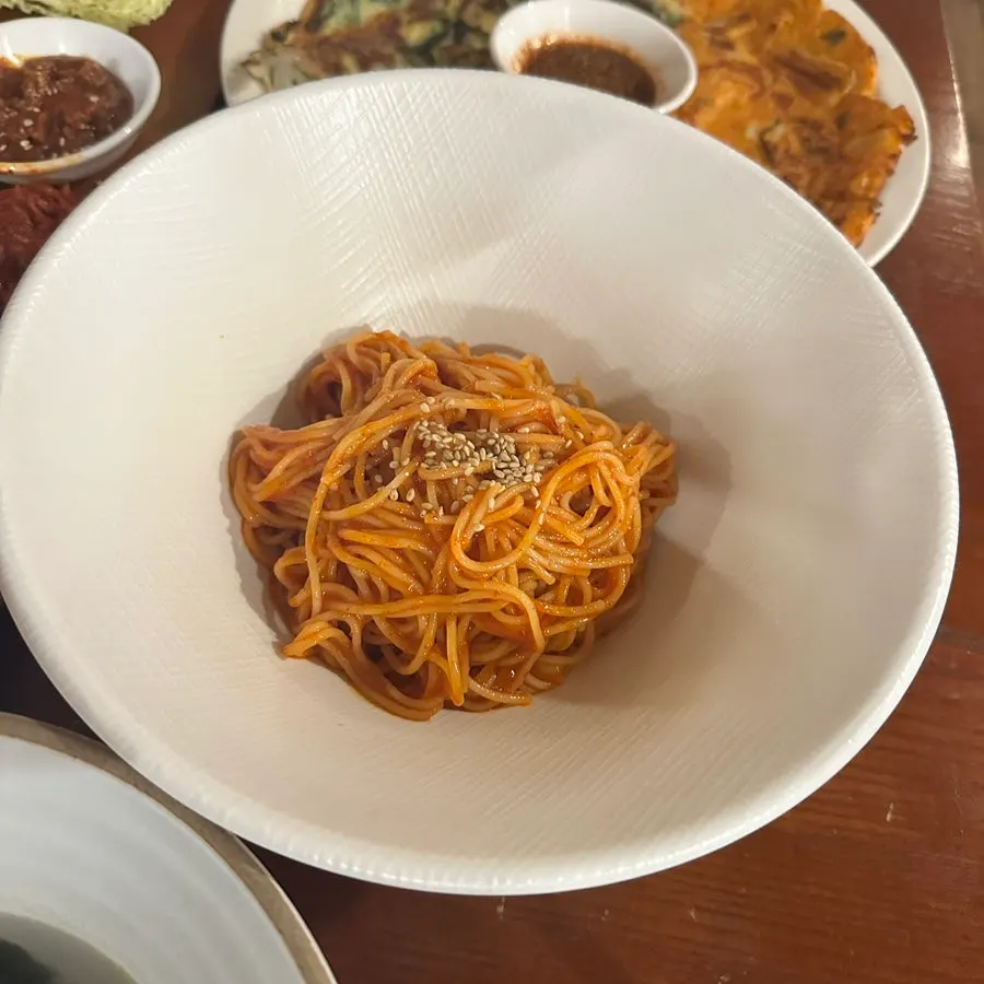 세트에 포함된 매콤한 비빔국수