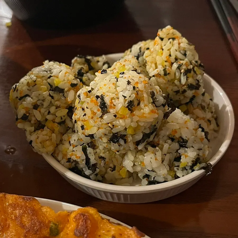 A plate of rounded rice balls